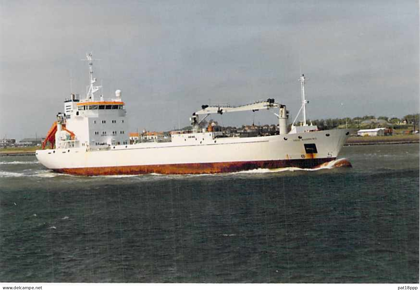 Lot de 100 BATEAUX DE COMMERCE - Photos couleur format CPM Cargo Merchant Ship Tanker Carrier Boats 1980-2000 tous pays