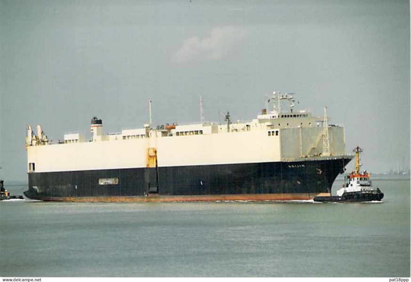 Lot de 100 BATEAUX DE COMMERCE - Photos couleur format CPM Cargo Merchant Ship Tanker Carrier Boats 1980-2000 tous pays