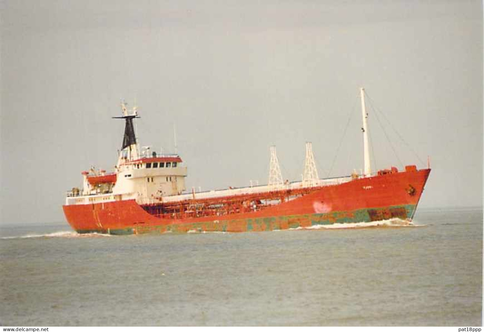 Lot de 100 BATEAUX DE COMMERCE - Photos couleur format CPM Cargo Merchant Ship Tanker Carrier Boats 1980-2000 tous pays