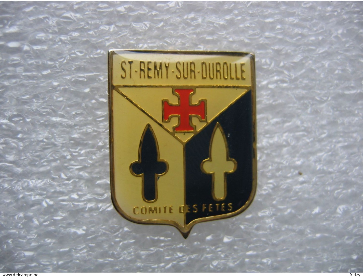 Pin's Du Comité Des Fêtes De La Commune De Saint Rémy Sur Durolle - Città