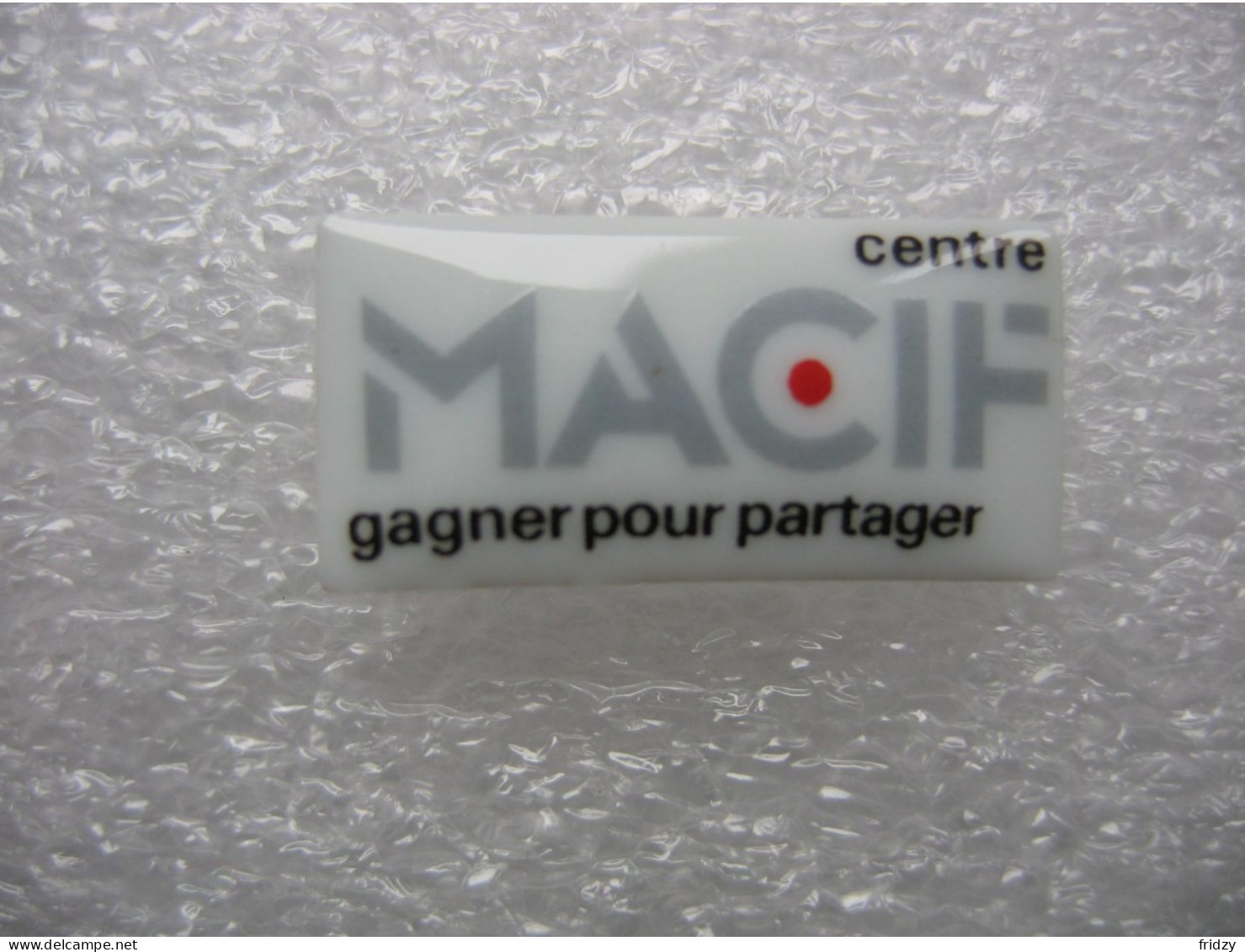 Pin's En Porcelaine Du Logo De La MACIF Assurances - Bancos