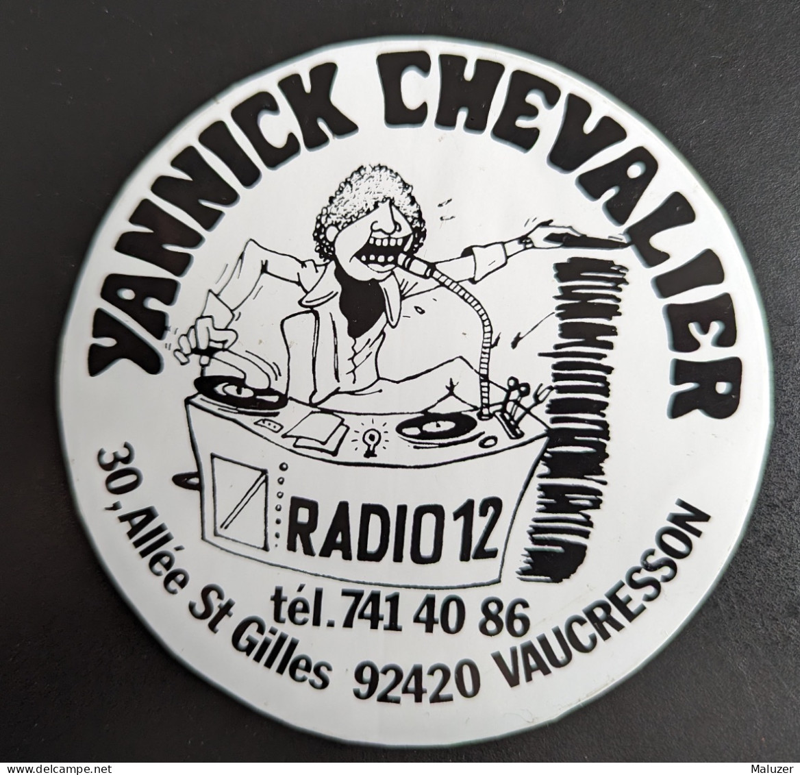 AUTOCOLLANT YANNICK CHEVALIER - DJ RÉALISATEUR DE JINGLES - RADIO 12 - VAUCRESSON 92 HAUTS-DE-SEINE - Stickers