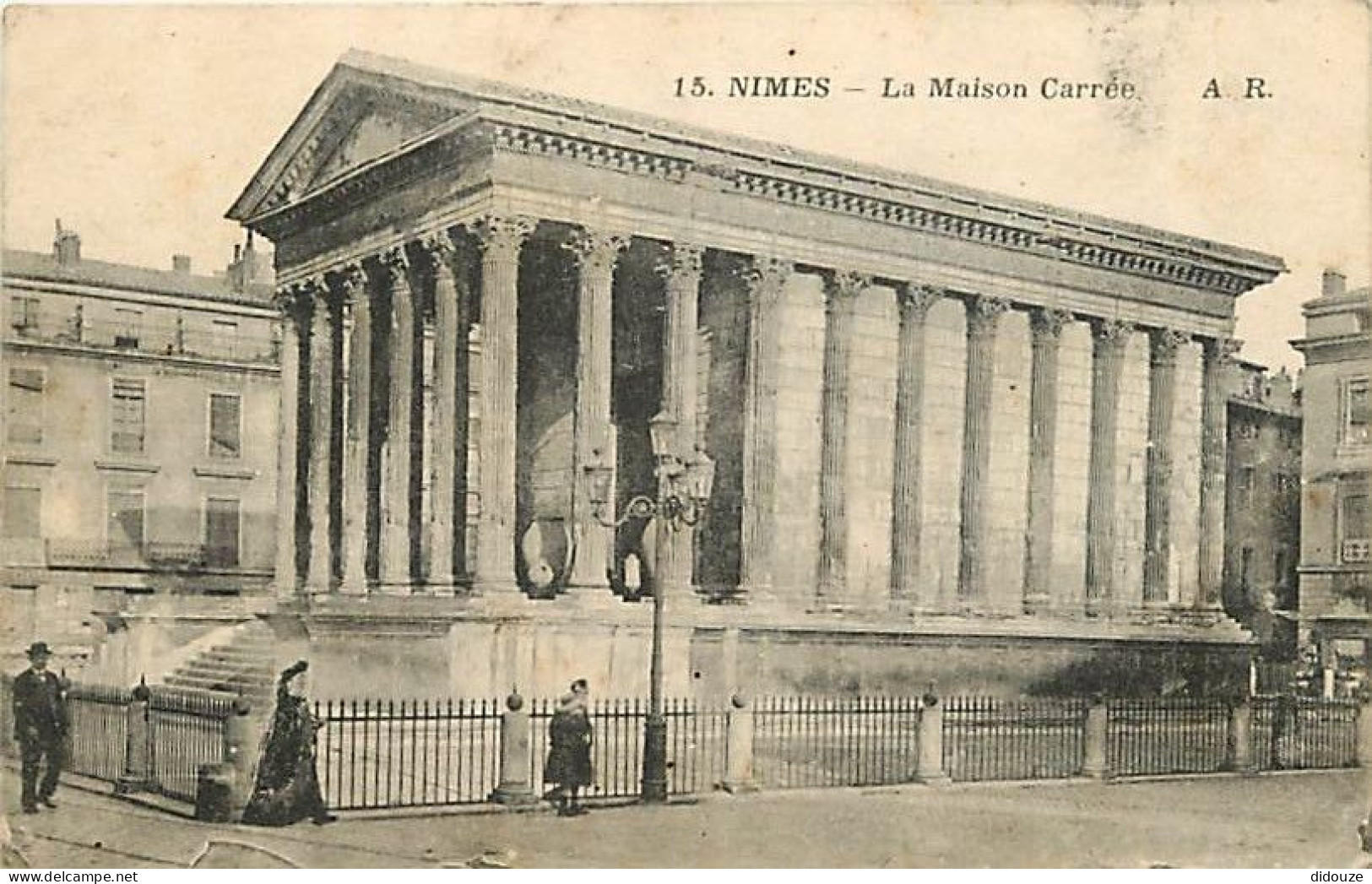 30 - Nimes - La Maison Carrée - Animée - Correspondance - CPA - Voyagée En 1917 - Voir Scans Recto-Verso - Nîmes