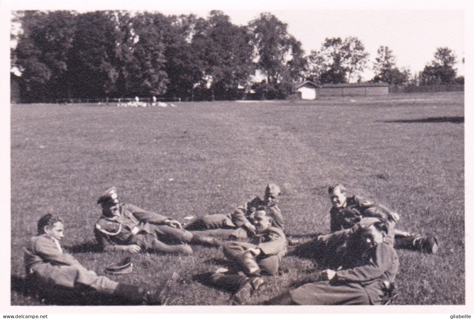 Photo Originale - 1941 - Guerre 1939/45  - Invasion De La Yougoslavie - Groupe Soldats Allemands Au Repos - Guerre, Militaire