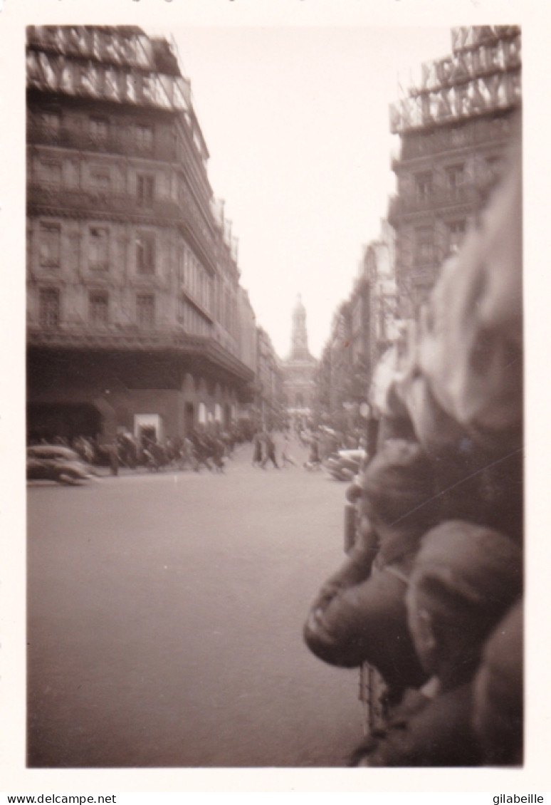 Photo Originale - 1941 - Guerre 1939/45 - PARIS Sous L'occupation Allemande - A L'approche Des Galeries Lafayette - Krieg, Militär