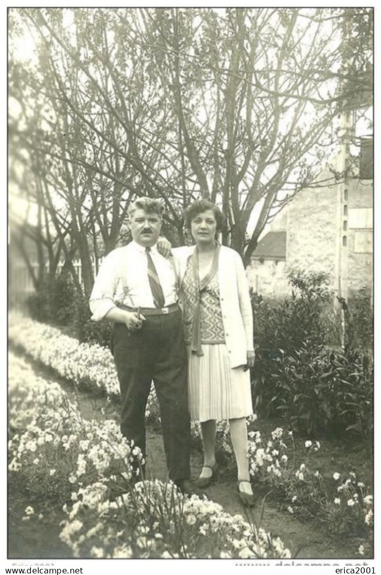 A Identifier. Cpa Photo D'un Sympathique Couple  Dans Un Jardin Fleuri. - To Identify