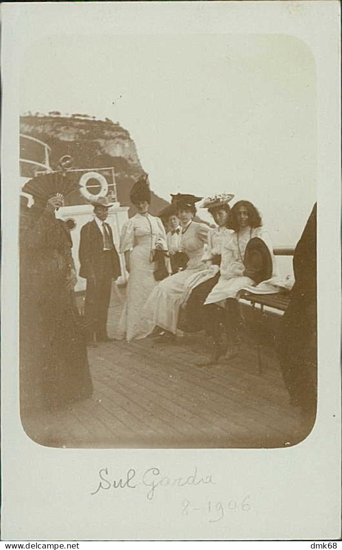 LAGO DI GARDA -  VAPORETTO / NAVIGAZIONE / PASSEGGERI - CARTOLINA FOTOGRAFICA - AGOSTO 1906 (20544) - Trento