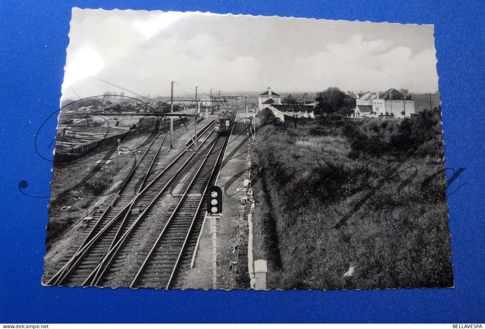 Habay La Gare Et L'Hotel Chemin De Fer - Gares - Avec Trains