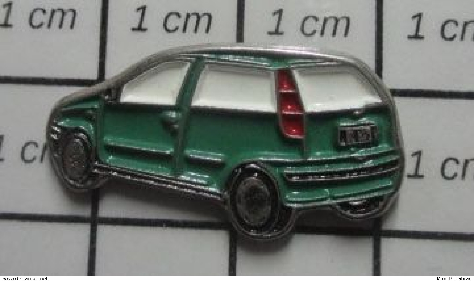 2020  Pin's Pins / Beau Et Rare /  AUTOMOBILES / VOITURE VERTE FIAT PUNTO - Fiat