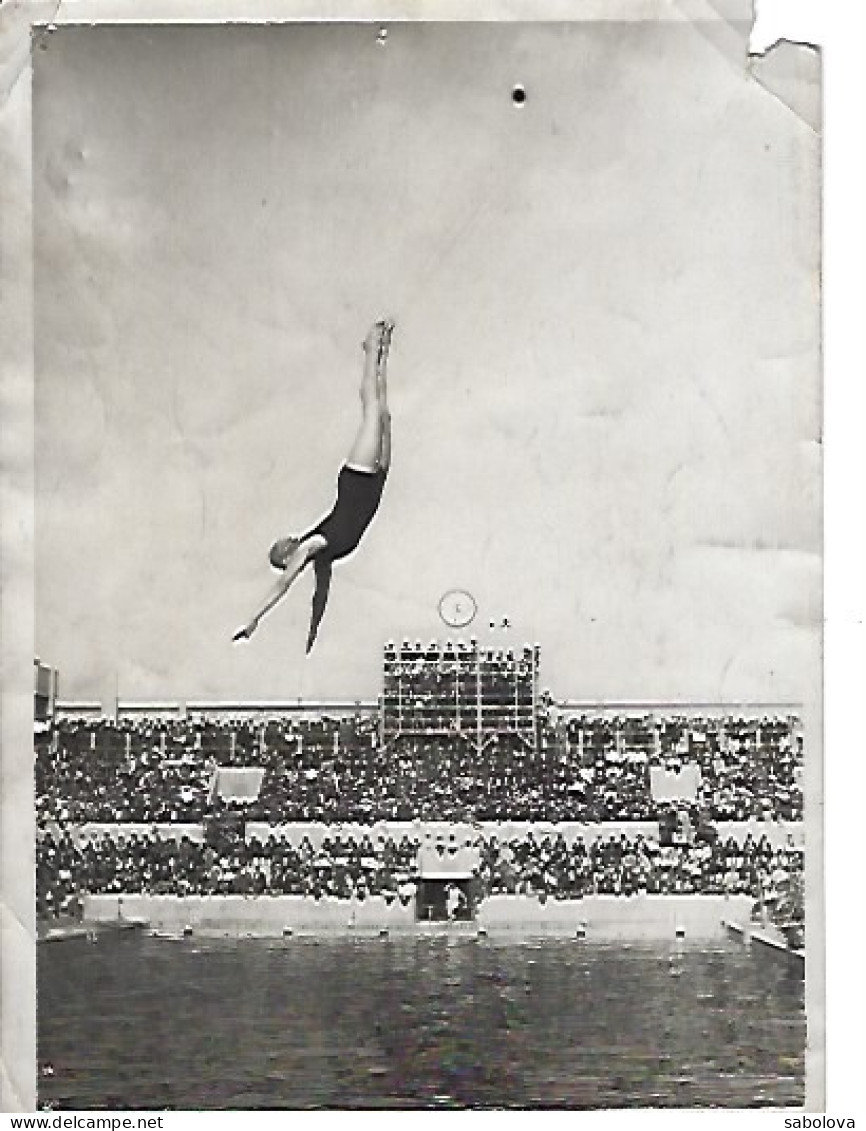 Photo De Presse 13*18 Cm Natation Aux Tourelles. Champ De Paris. Plongeon De Ht-Vol Par Melle Ropital Pho Meurisse.1925. - Europa