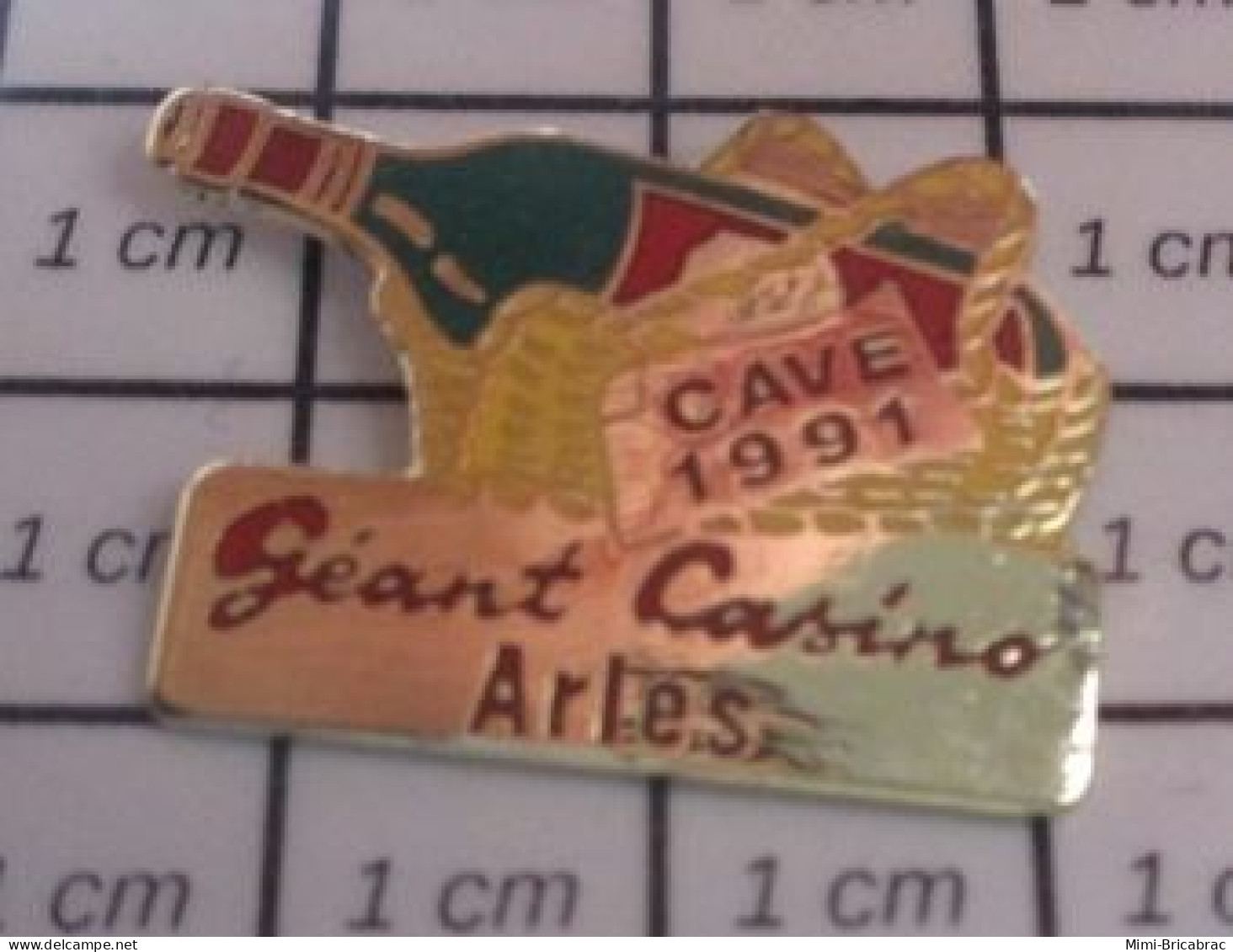 512F Pin's Pins / Beau Et Rare / BOISSONS / BOUTEILLE VIN CAVE 1991 GEANT CASINO ARLES - Beverages