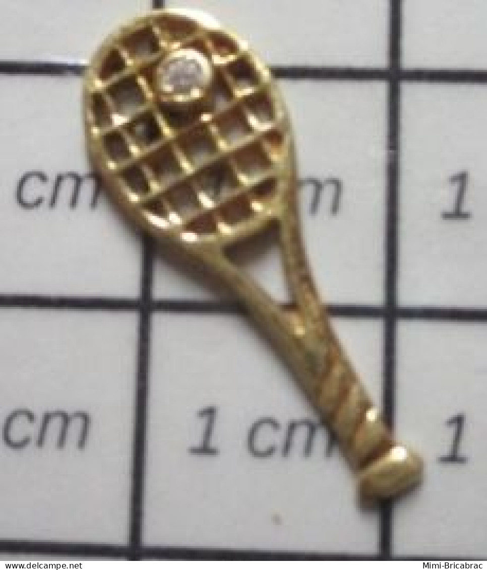 512F Pin's Pins / Beau Et Rare / SPORTS / TENNIS RAQUETTE METAL JAUNE ET "BRILLANT" Comme Un Bijou - Tennis