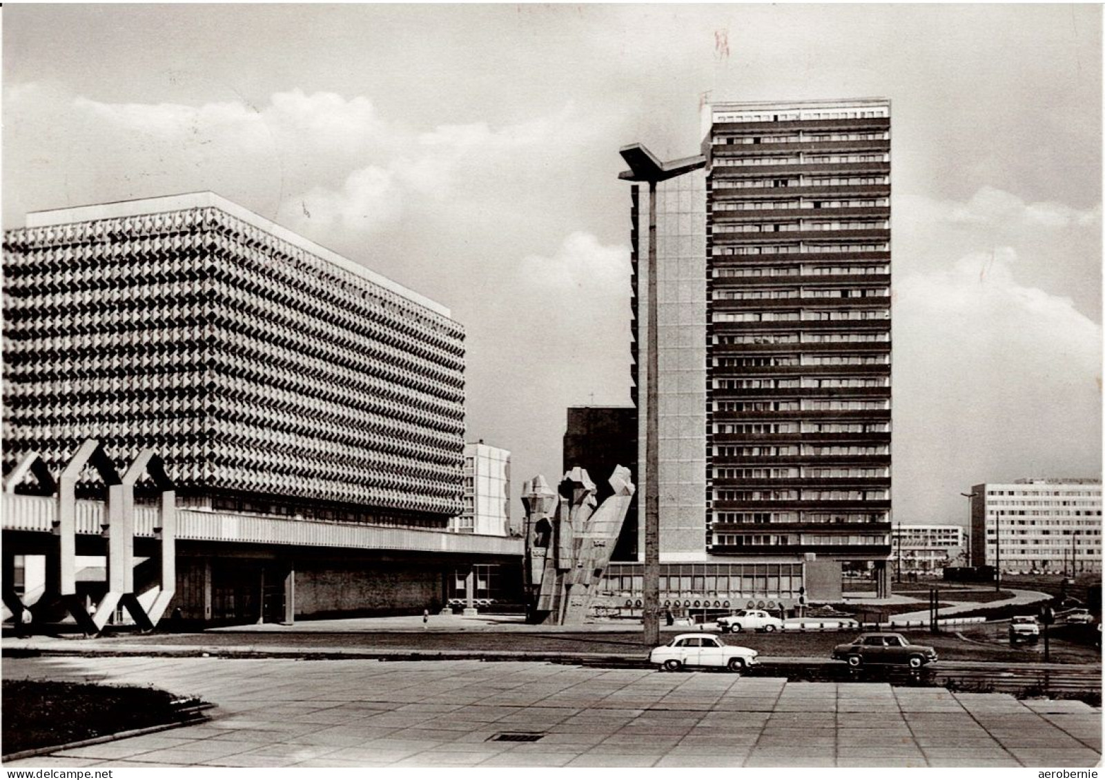 HALLE (Saale) - Ernst-Thälmann-Platz Mit PKWs Wartburg + Skoda - Halle (Saale)