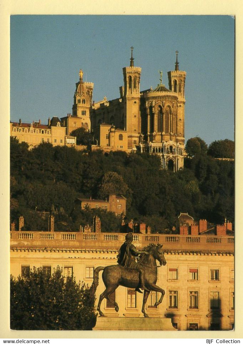 69. LYON (5) Notre-Dame De Fourvière Vue Depuis La Place Bellecour (voir Scan Recto/verso) - Lyon 5