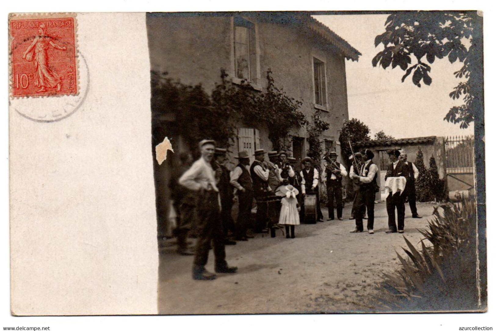 Fanfare Dans Une Cour De Ferme. Carte Photo - Meyzieu