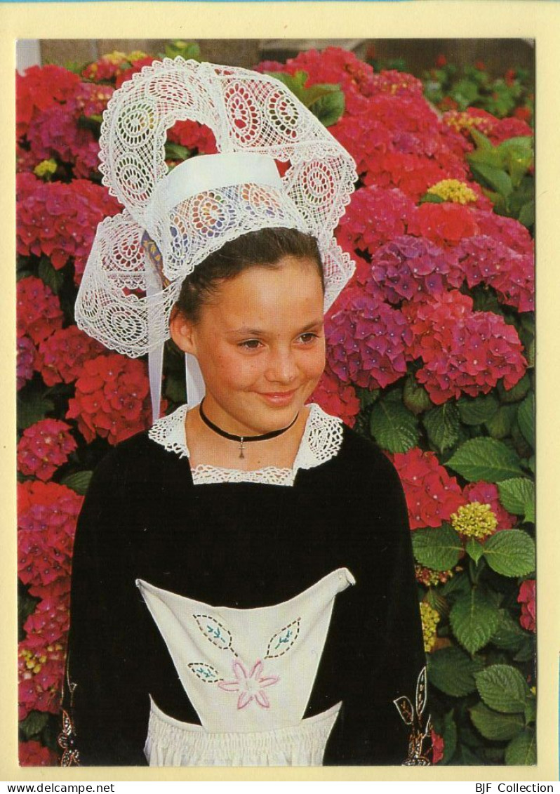 Folklore : Jeune Fille En Costume De Langonnet / Bretagne - Costumes