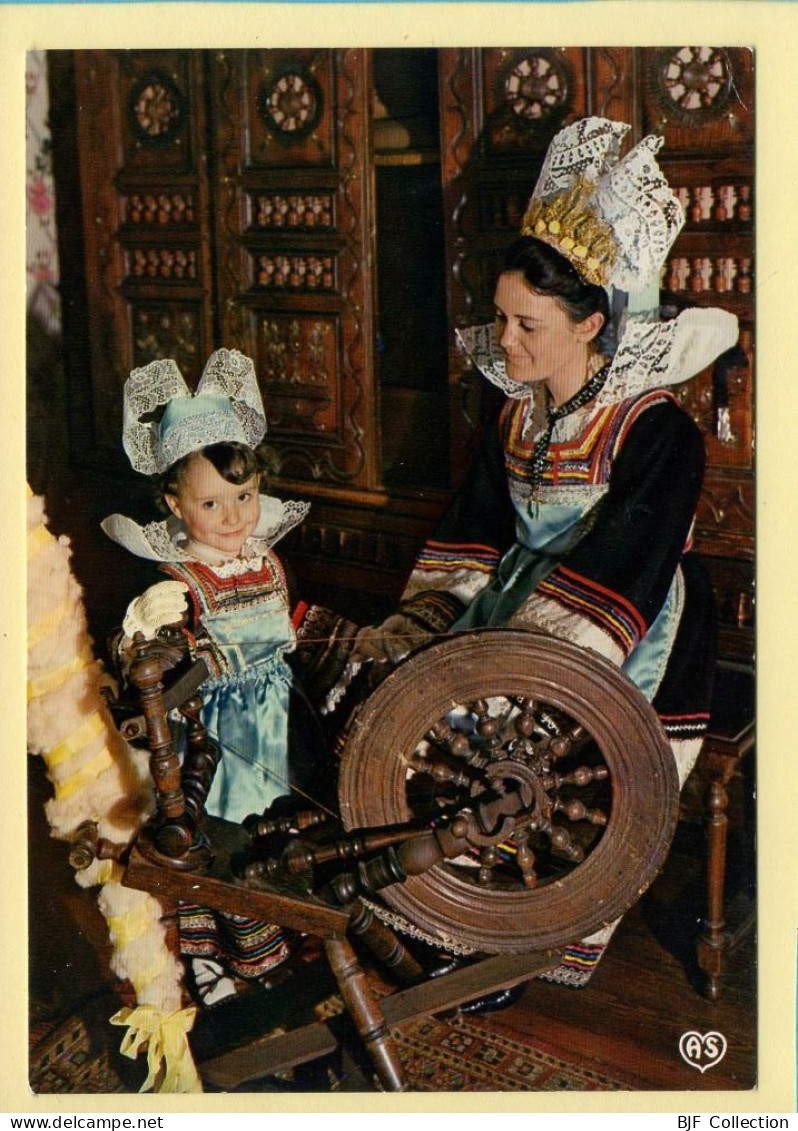 Folklore : Cercle Celtique Théodore Botrel à Pont-Aven (Jeunes Filles En Costumes De Pont-Aven) La Bretagne Folklotique - Costumes