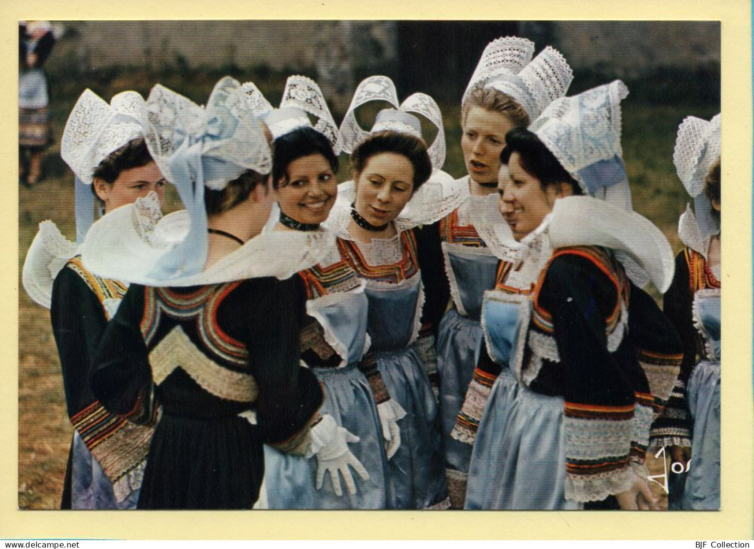 Folklore : Costume De La Région De Pont-Aven (Riec-sur-Belon) La Bretagne En Couleurs - Costumes