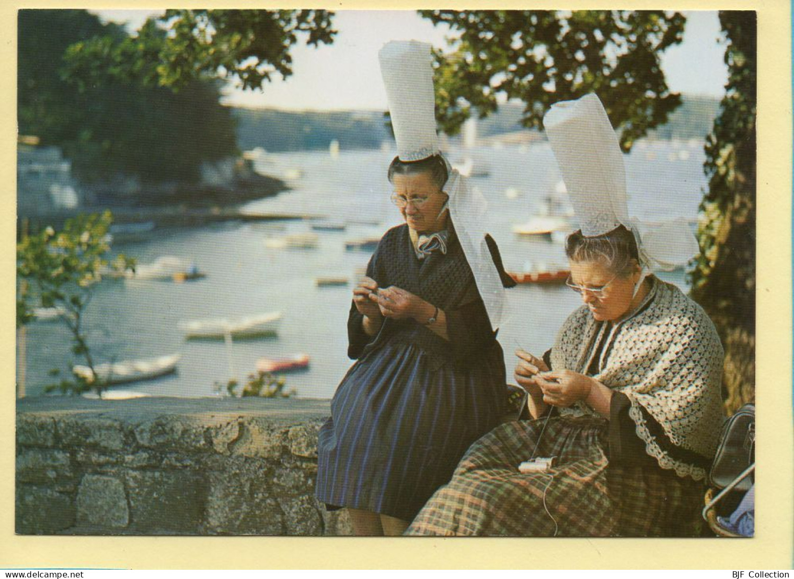 Folklore : Bigoudènes Faisant De La Dentelle Au Crochet Sur Le Port / La Bretagne Pittoresque - Costumes