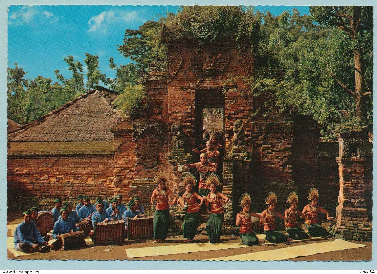 The Djanger Dance At The Front Yard Of A Balinese Temple - Indonesië