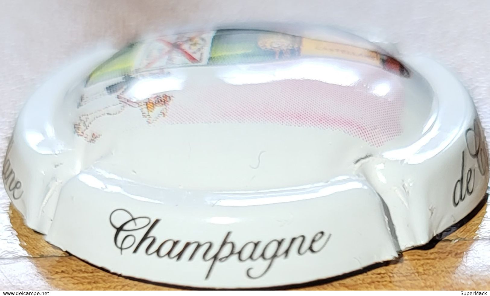 Capsule Champagne DE CASTELLANE Série ??, Ecriture Stylisée Sur Contour Blanc, Polychrome & Blanc Nr 92g - De Castellane