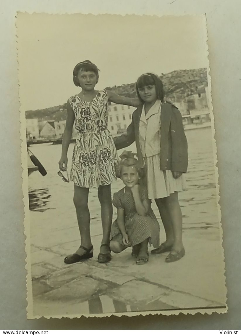 Three Friends Of A Young Girl By The Sea - Personnes Anonymes