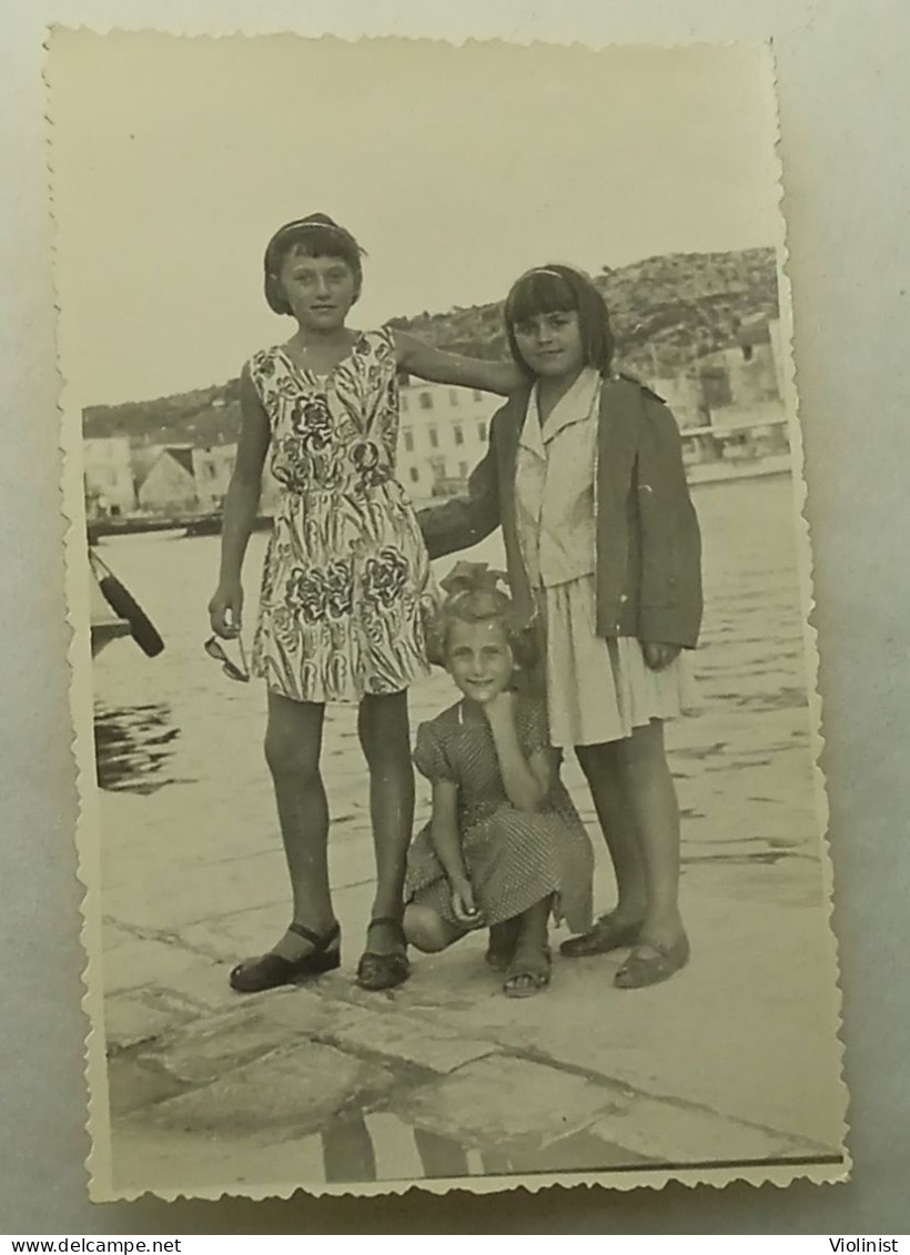 Three Friends Of A Young Girl By The Sea - Personnes Anonymes