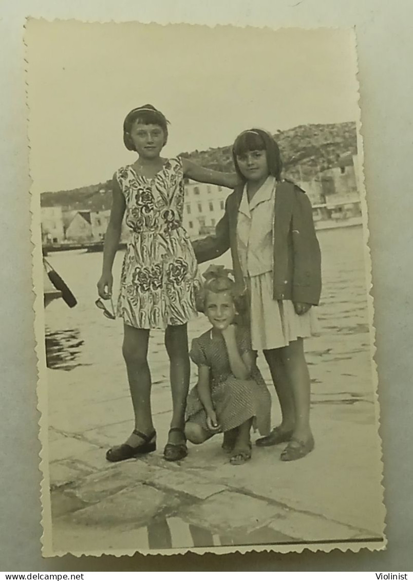 Three Friends Of A Young Girl By The Sea - Personnes Anonymes