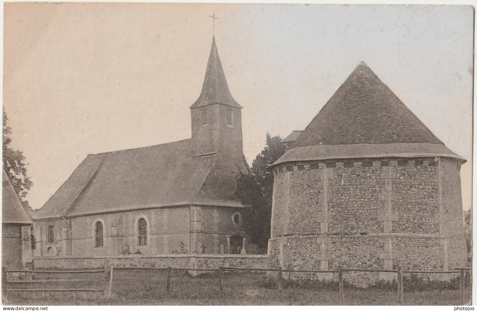 Carte Photo  Glos Sur Risle (27)  Le Pigeonnier Et L'église Saint Vincent Dans Leur Ancien état - Lieux