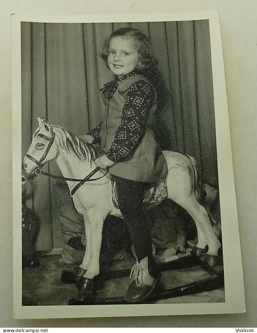 A Little Girl On A Wooden Horse - Personnes Anonymes