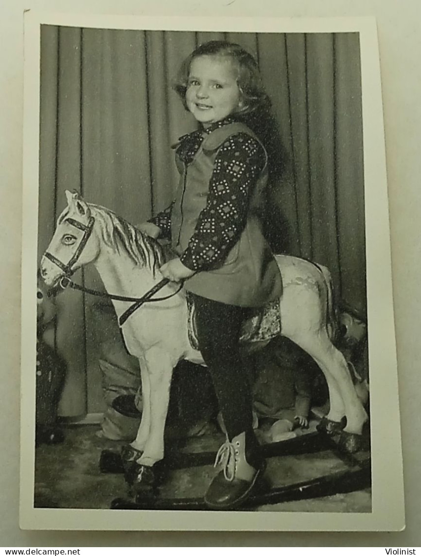 A Little Girl On A Wooden Horse - Personnes Anonymes