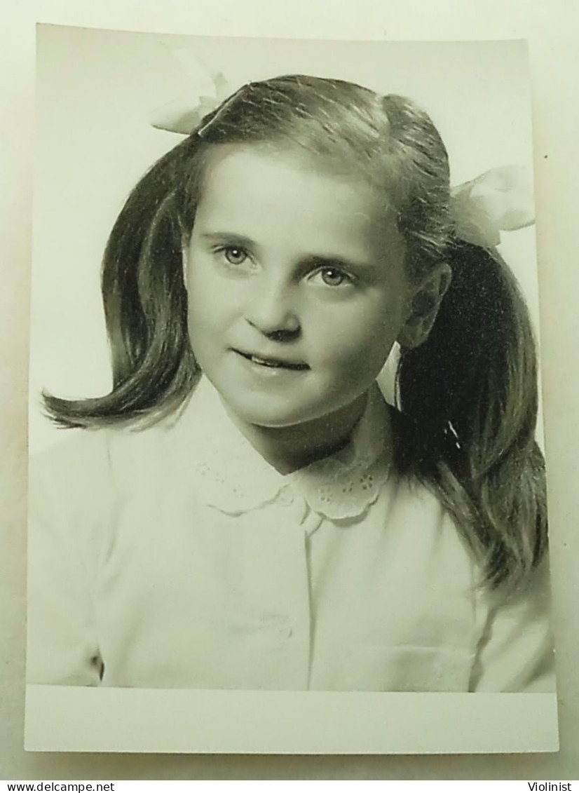 A Young Girl With Bows In Her Hair - Personnes Anonymes