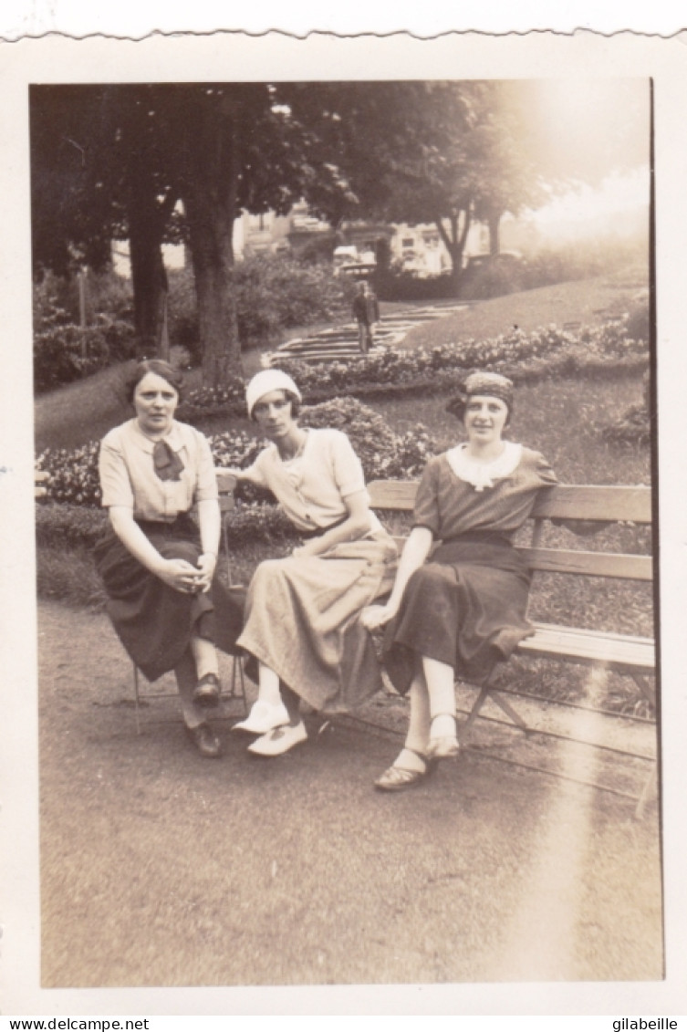 Photo Originale -  Aout 1936 - CHATEL GUYON ( Puy De Dome ) 3 Jeunes Femmes Dans Le Parc De L'etablissement Thermal - Places