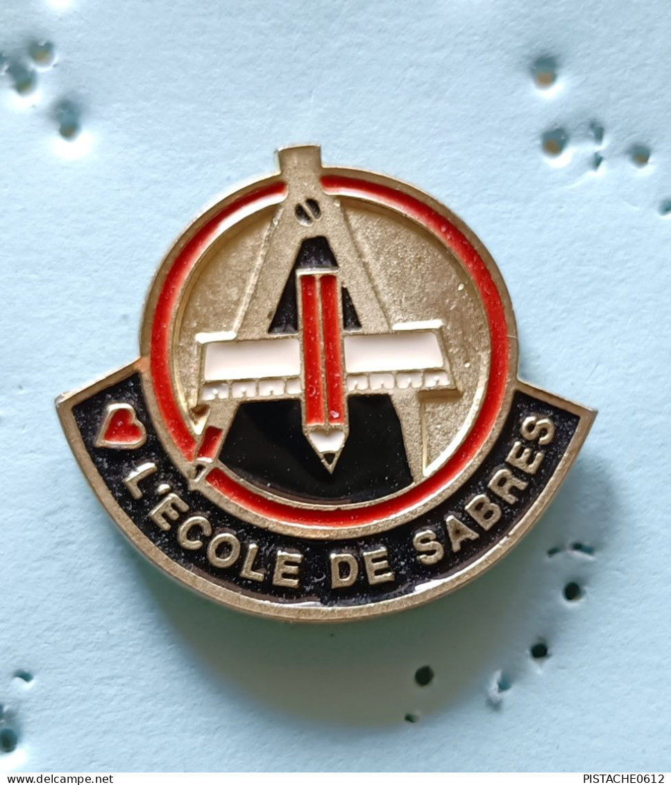 Pin's L'Ecole De Sabres Département Des Landes Compat Coeur - Administración