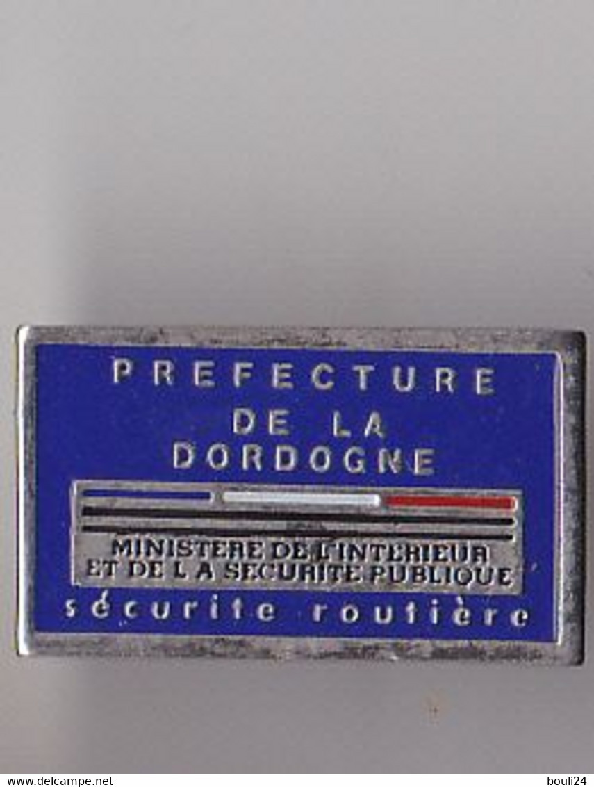 PIN'S THEME  PREFECTURE DE LA DORDOGNE  SECURITE ROUTIERE  TRES RARE - Police