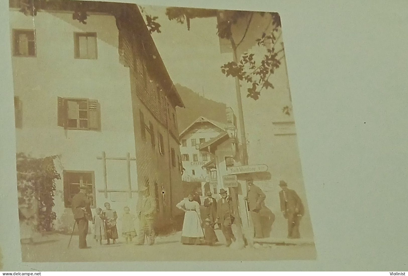 Austria-Children And People On The Street At The Nach Mandsee Signpost-old Photo St.Gilgen - St. Gilgen