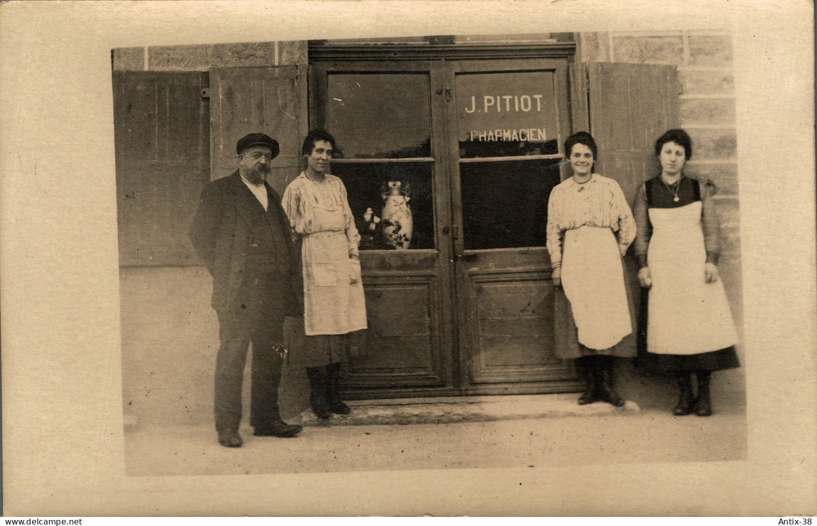 N50 - COMMERCE - Pharmacie Pitiot - Le Pharmacien Et Le Personnel Devant La Vitrine - Negozi