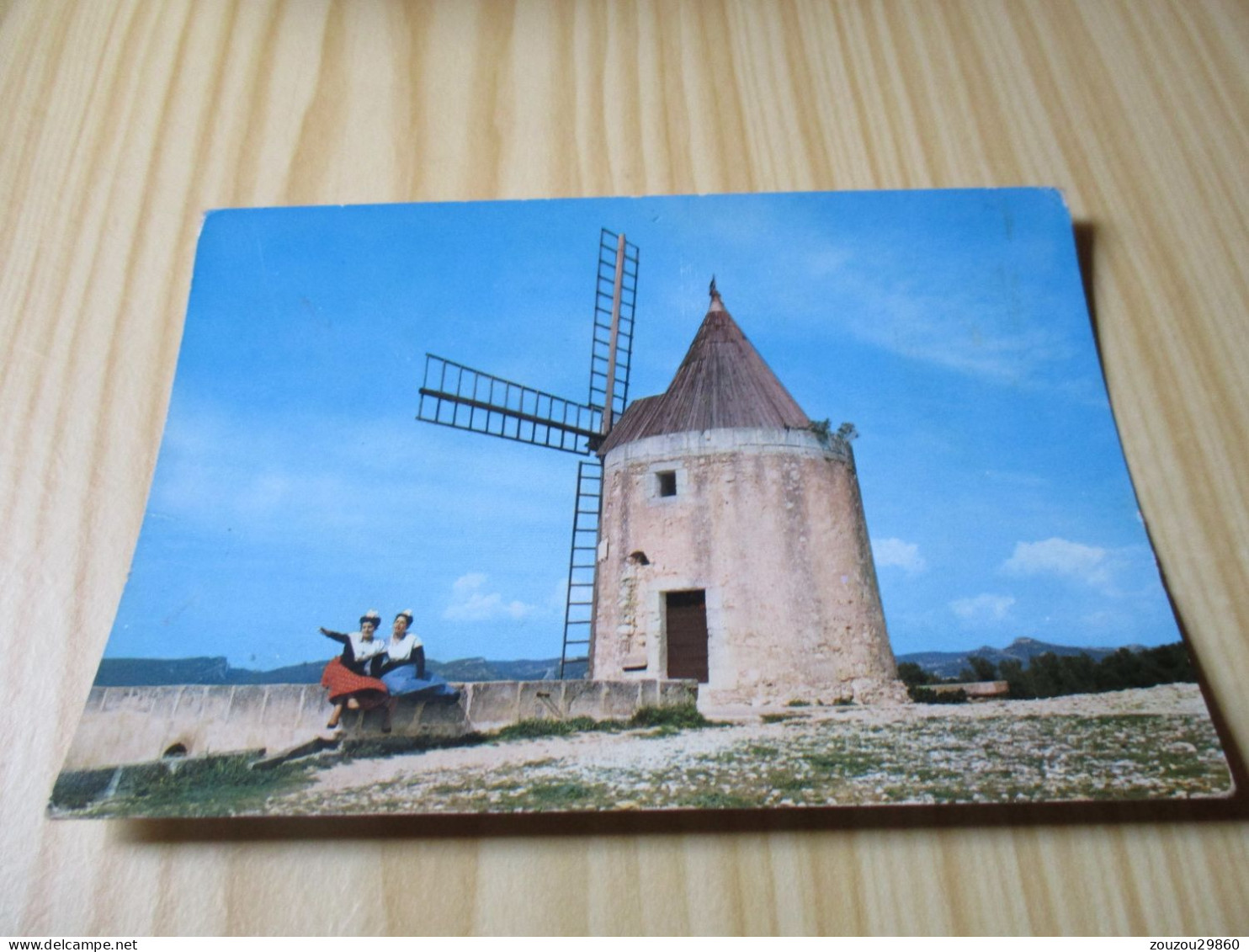 Fontvieille (13).Le Célèbre Moulin De Daudet Avec Jeunes Provençales. - Fontvieille