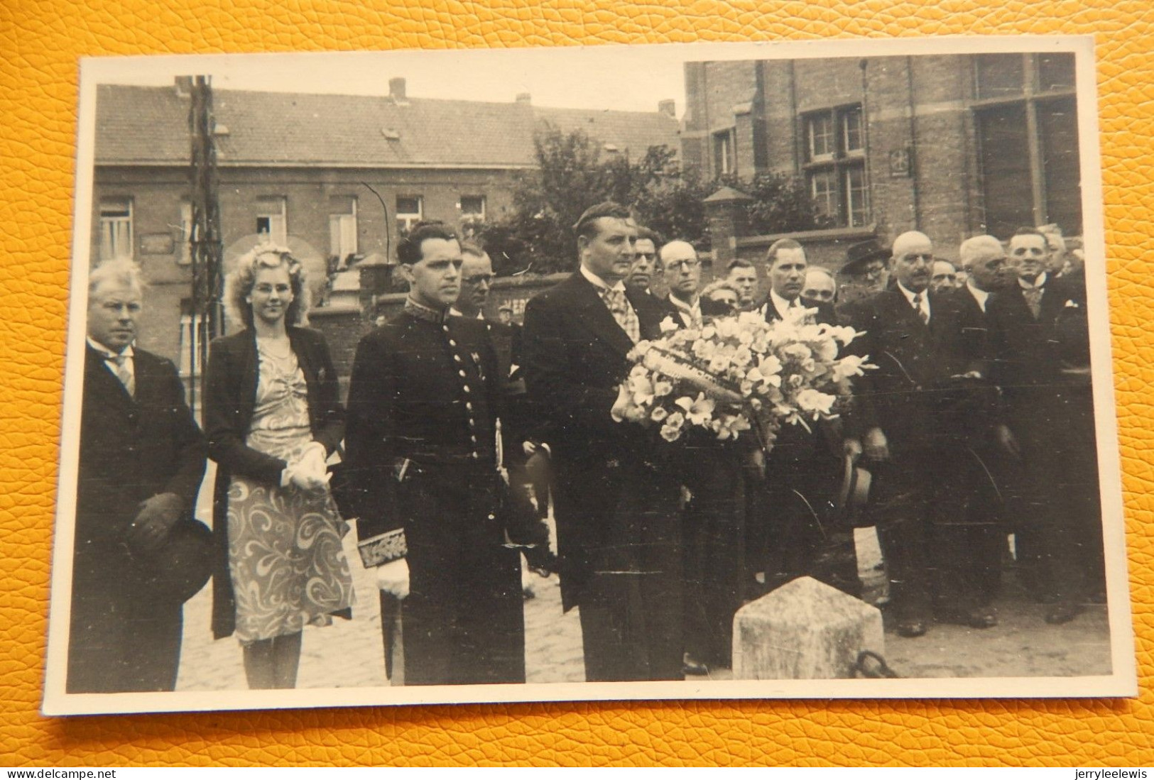 BEVERE Bij Oudenaarde  -  Burgmeester Van Bevere Met Bloemen In De Hand - Oudenaarde