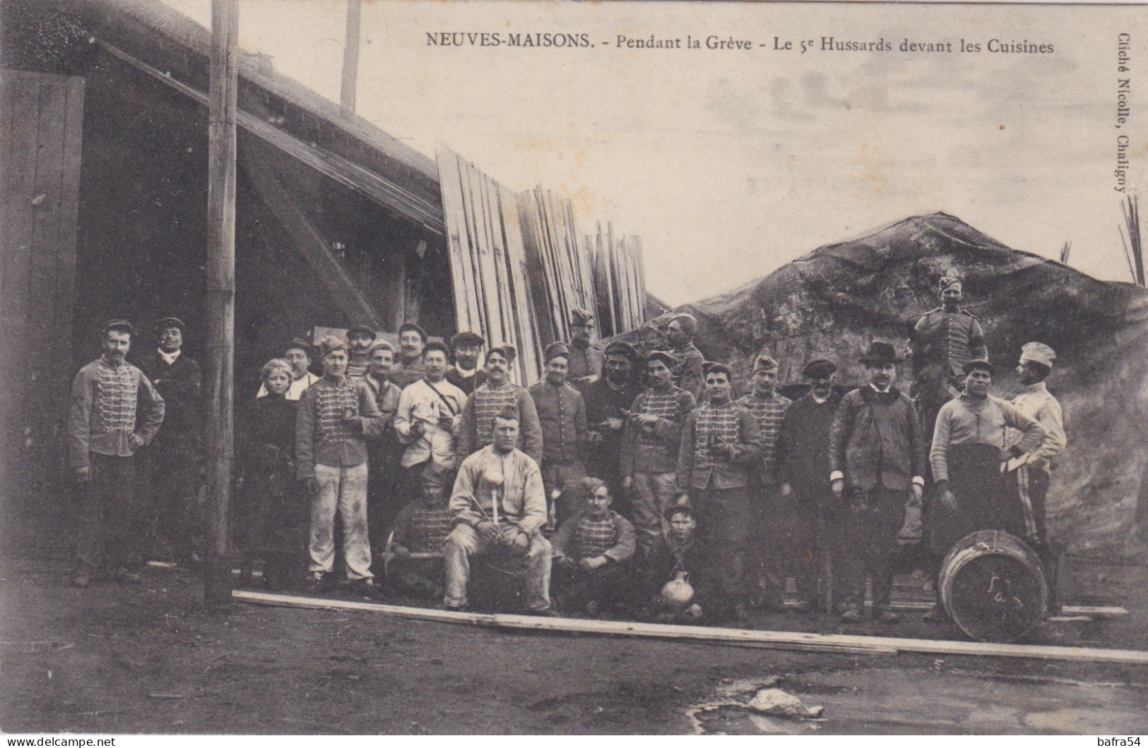 NEUVES-MAISONS Pendant La Grève - Le 5éme Hussard Devant Les Cuisines - Neuves Maisons