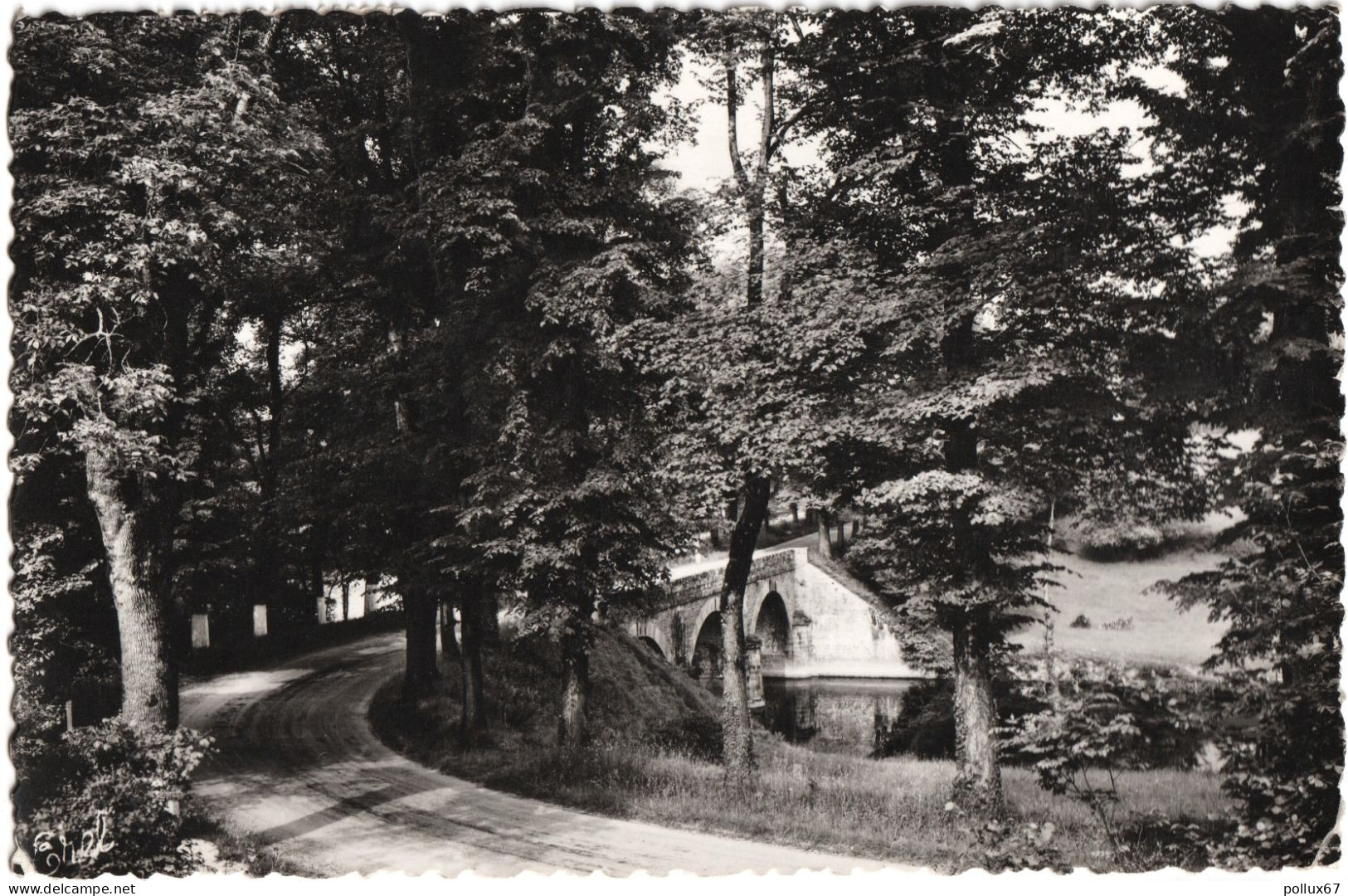 CPSM DE BUSSIÈRE-POITEVINE  (HAUTE VIENNE)  LE PONT DE VAUZELLE ET LA ROUTE DU DORAT - Bussiere Poitevine