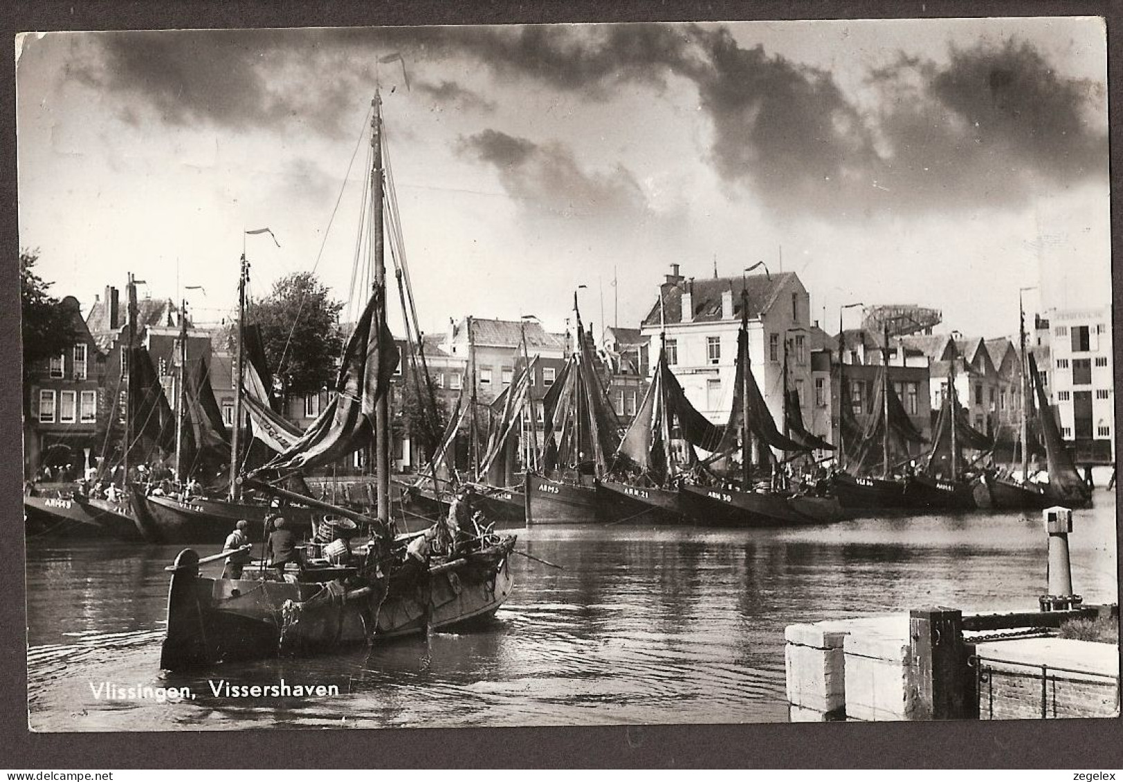 Vlissingen - Vissershaven In Bedrijf - Geanimeerd. Met Bemanningen. - Vlissingen