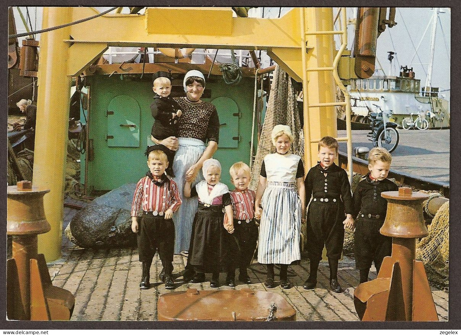 Urk - Op De Vissersboot - Bateau De Pêche Avec Des Enfants - Klederdracht (NL) , Costumes Typiques  - Urk