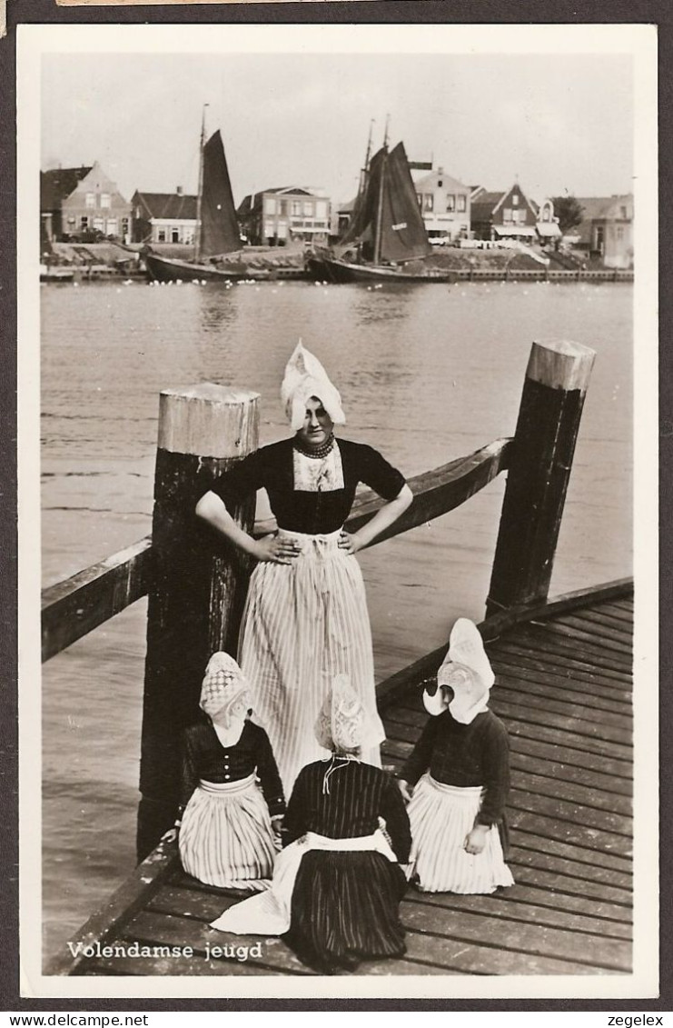 Volendamse Jeugd - Vissersboten Op De Achtergrond, En De Was - Klederdracht , Costumes - Volendam