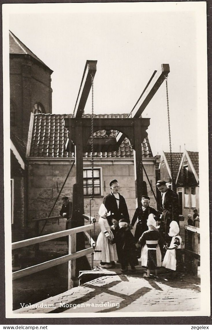 Volendam - Morgenwandeling Bij Ophaalbruggetje  - Klederdracht (NL) , Costumes Typiques  - Volendam