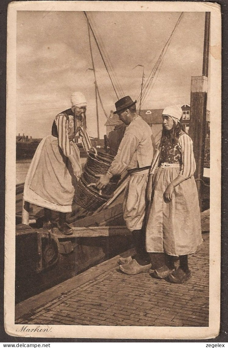 Marken - Laden Van De Vismanden - Gelopen 1922- Klederdracht (NL) , Costumes Typiques  - Marken