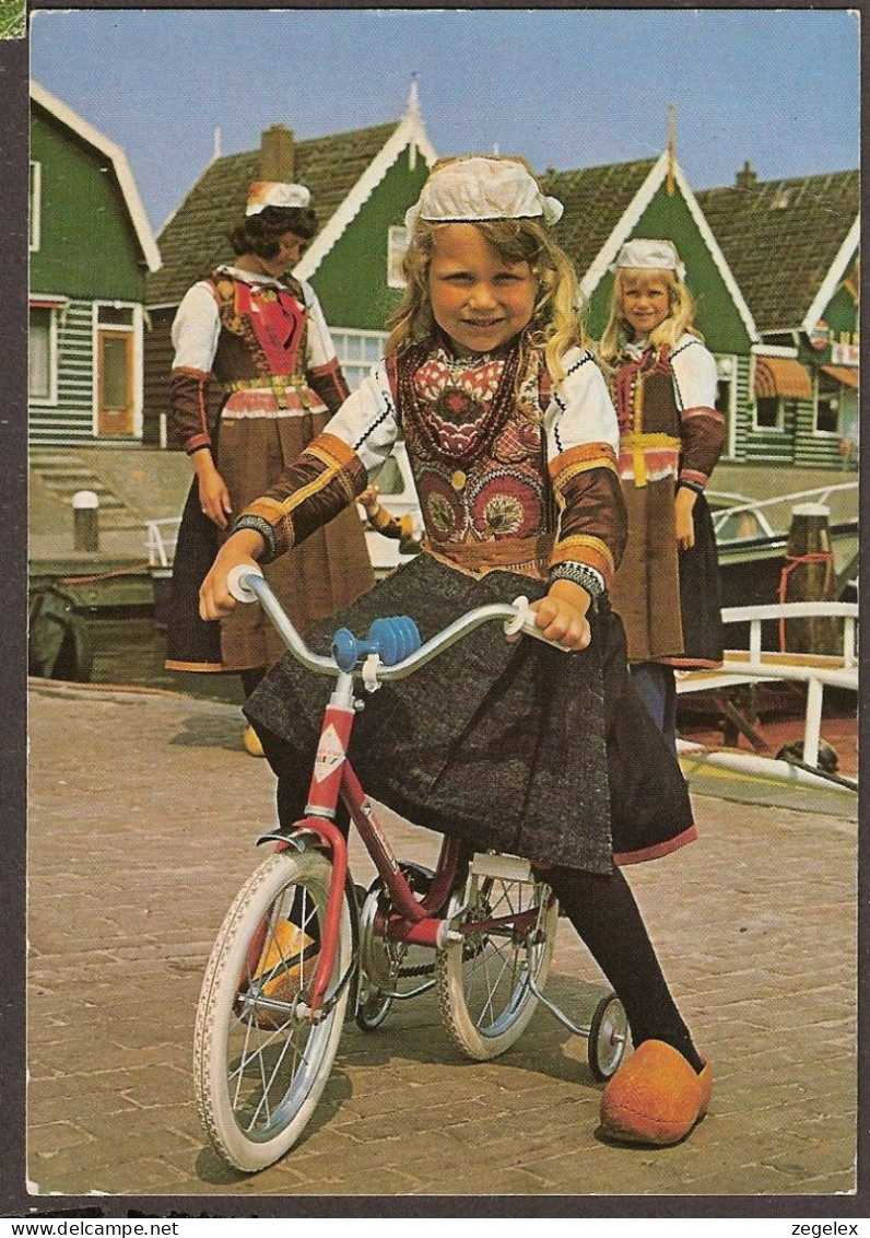 Marken - Meisje Op Haar Nieuwe Fietsje -Klederdracht (NL) , Costumes Typiques, Trajes Typiques - Marken