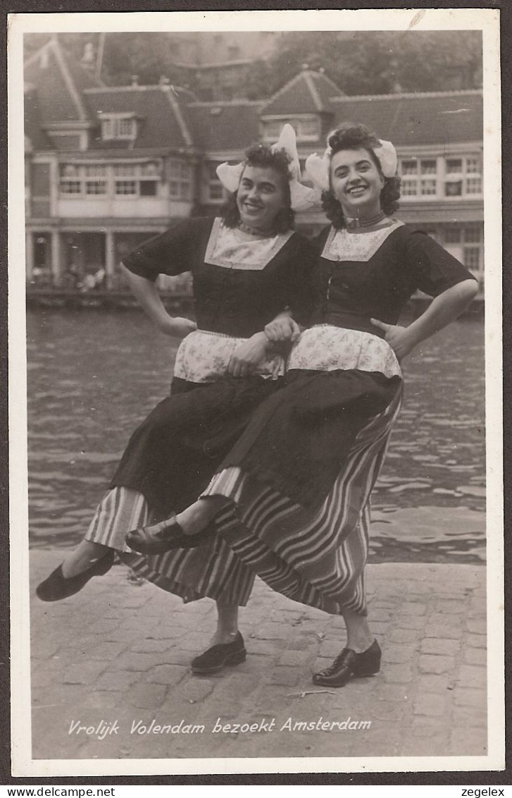 Volendam Bezoekt Amsterdam - Klederdracht (NL) , Costumes Typiques, Trajes Typiques - Volendam