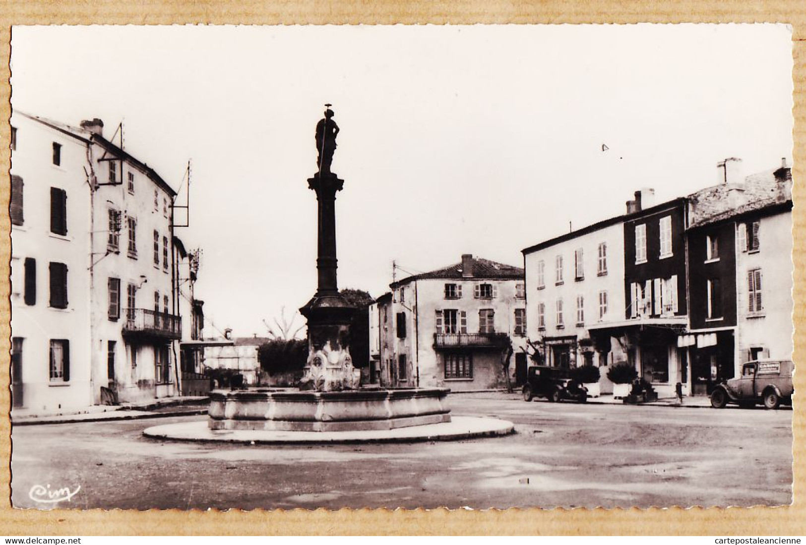 19108 / VIC LE COMTE Fontaine Hotel-Restaurant Place Du Jeu De Paume Automobiles 1930s Photo-Bromure COMBIER 63597 - Vic Le Comte