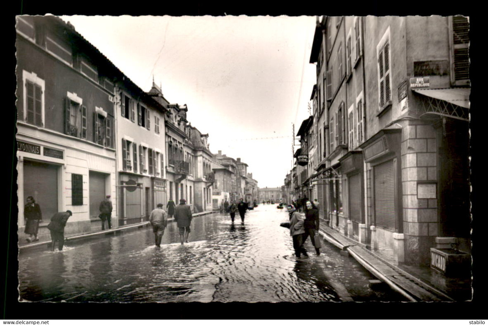 69 - BELLEVILLE-SUR-SAONE - RUE DE LA POSTE - INONDATIONS DE JANVIER 1955 - Belleville Sur Saone